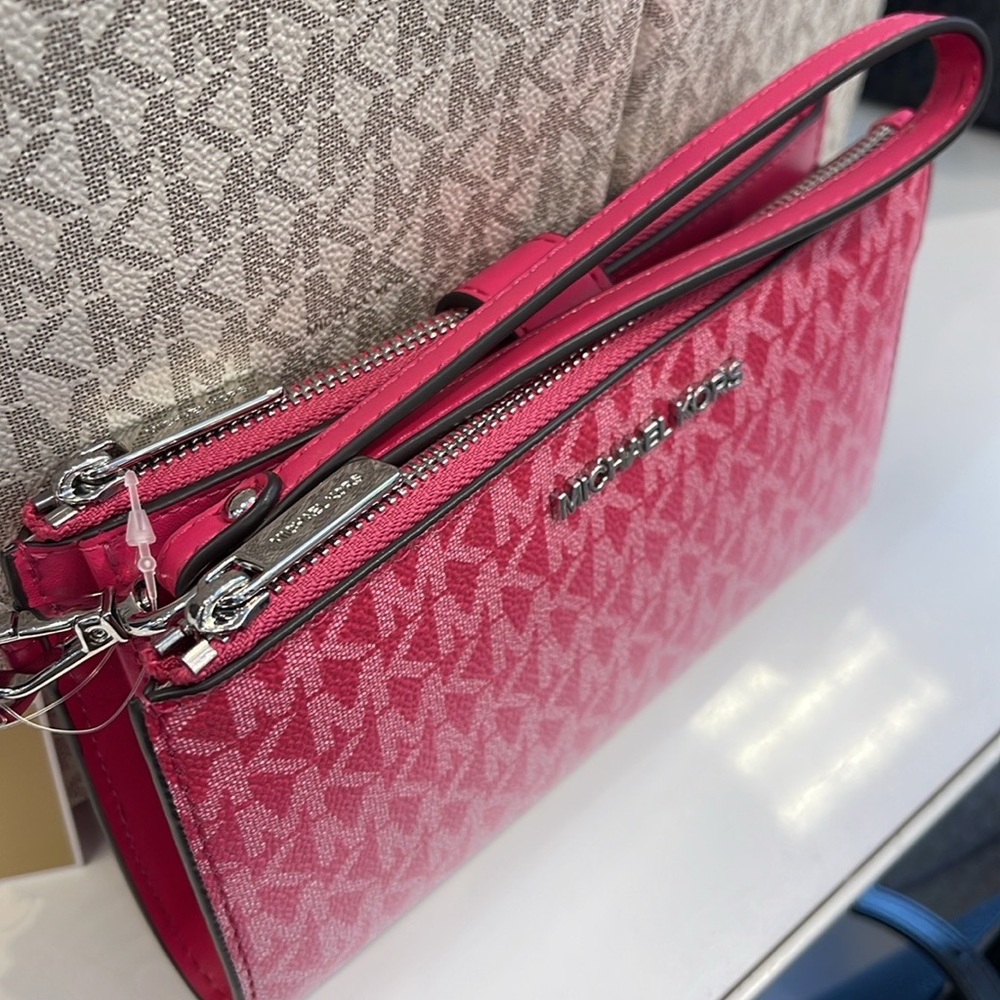 MICHAEL KORS
Jet Set Large Logo Signature Double-Zip Wristlet-Wallet-Phone Case - Picture 9 of 16